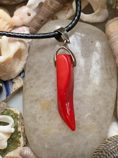 Corail/ Gorgone, pendentif fait par G & Z, de 35x8x7 millimètres, vendu avec cordon coulissant (réglable), en cuir noir de 40 à 70 centimètres !