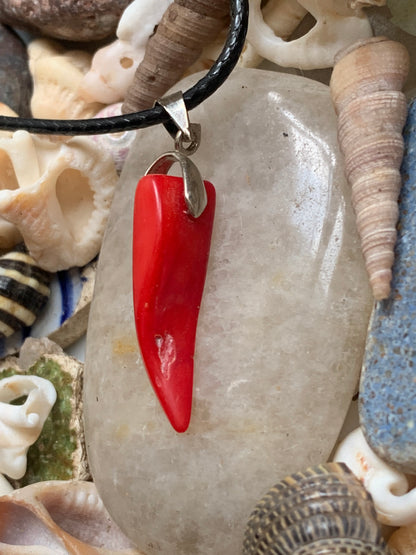 Corail/ Gorgone, pendentif fait par G & Z, de 35x8x7 millimètres, vendu avec cordon coulissant (réglable), en cuir noir de 40 à 70 centimètres !