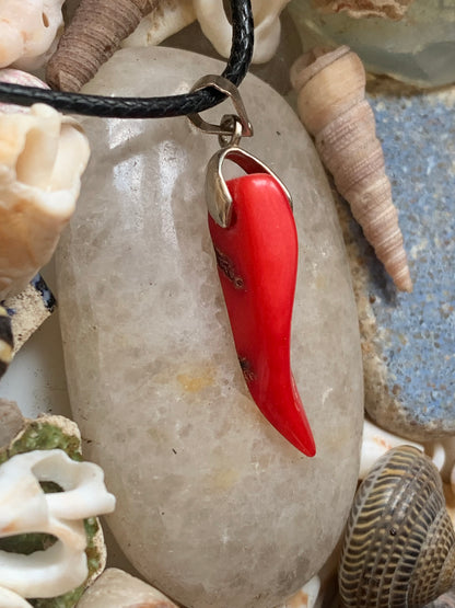 Corail/ Gorgone, pendentif fait par G & Z, de 35x8x7 millimètres, vendu avec cordon coulissant (réglable), en cuir noir de 40 à 70 centimètres !