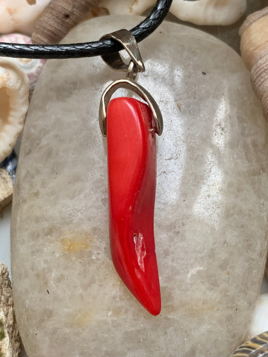 Corail/ Gorgone, pendentif fait par G & Z, de 35x8x7 millimètres, vendu avec cordon coulissant (réglable), en cuir noir de 40 à 70 centimètres !