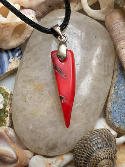 Corail/ Gorgone, pendentif fait par G & Z, de 35x8x7 millimètres, vendu avec cordon coulissant (réglable), en cuir noir de 40 à 70 centimètres !