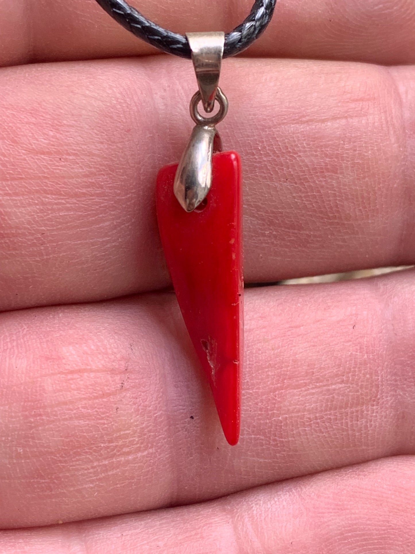 Corail/ Gorgone, pendentif fait par G & Z, de 35x8x7 millimètres, vendu avec cordon coulissant (réglable), en cuir noir de 40 à 70 centimètres !