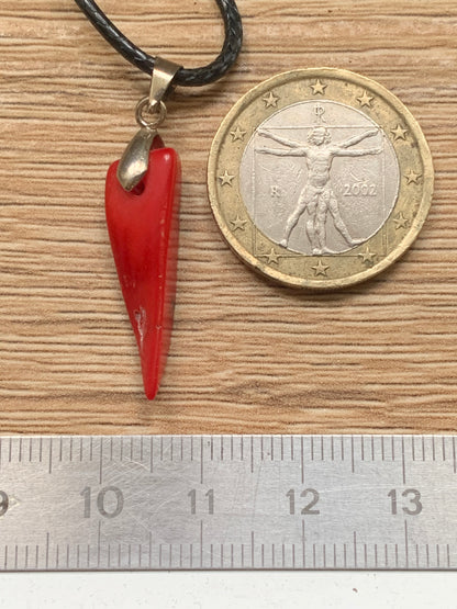 Corail/ Gorgone, pendentif fait par G & Z, de 35x8x7 millimètres, vendu avec cordon coulissant (réglable), en cuir noir de 40 à 70 centimètres !