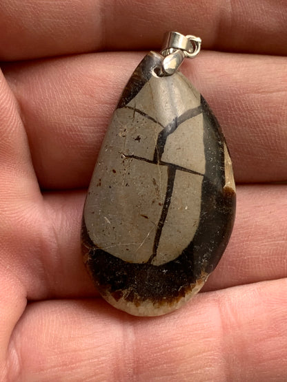 Septaria, « pierre du dragon » ou « pierre de tonnerre », pendentif en cabochon de 48x25x8 millimètres, vendu avec cordon coulissant (réglable), en cuir noir de 40 à 70 centimètres !