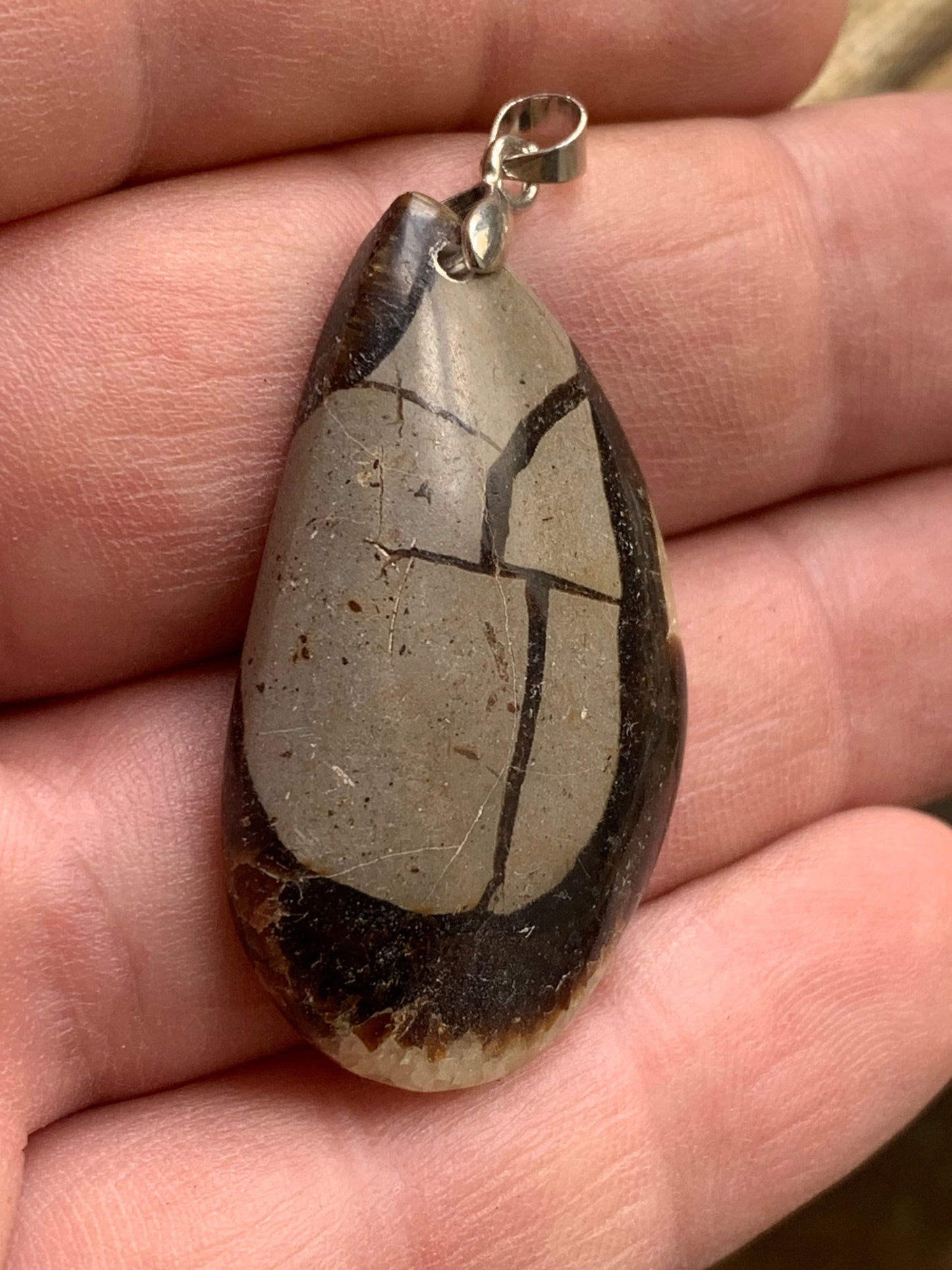 Septaria, « pierre du dragon » ou « pierre de tonnerre », pendentif en cabochon de 48x25x8 millimètres, vendu avec cordon coulissant (réglable), en cuir noir de 40 à 70 centimètres !