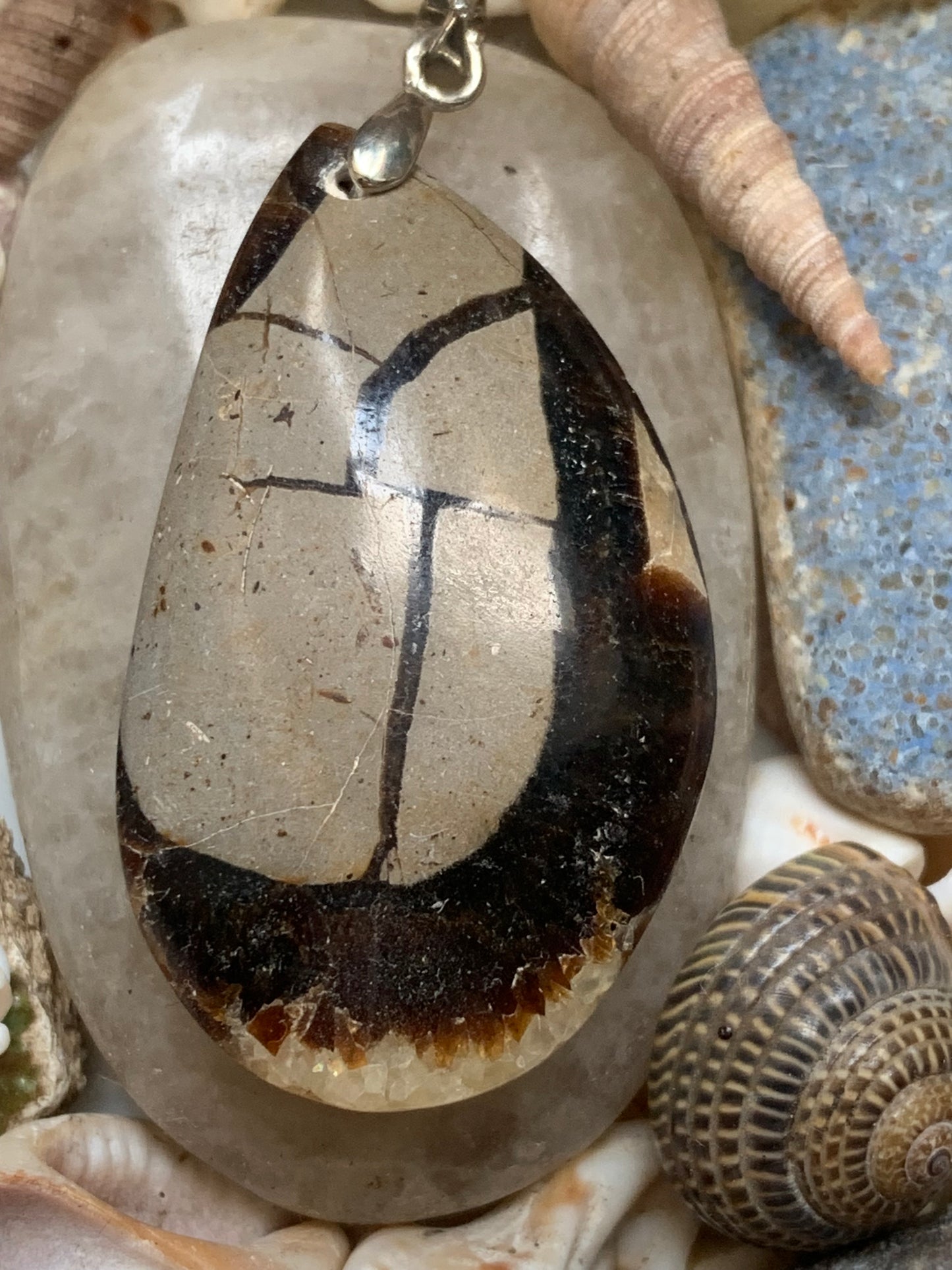 Septaria, « pierre du dragon » ou « pierre de tonnerre », pendentif en cabochon de 48x25x8 millimètres, vendu avec cordon coulissant (réglable), en cuir noir de 40 à 70 centimètres !