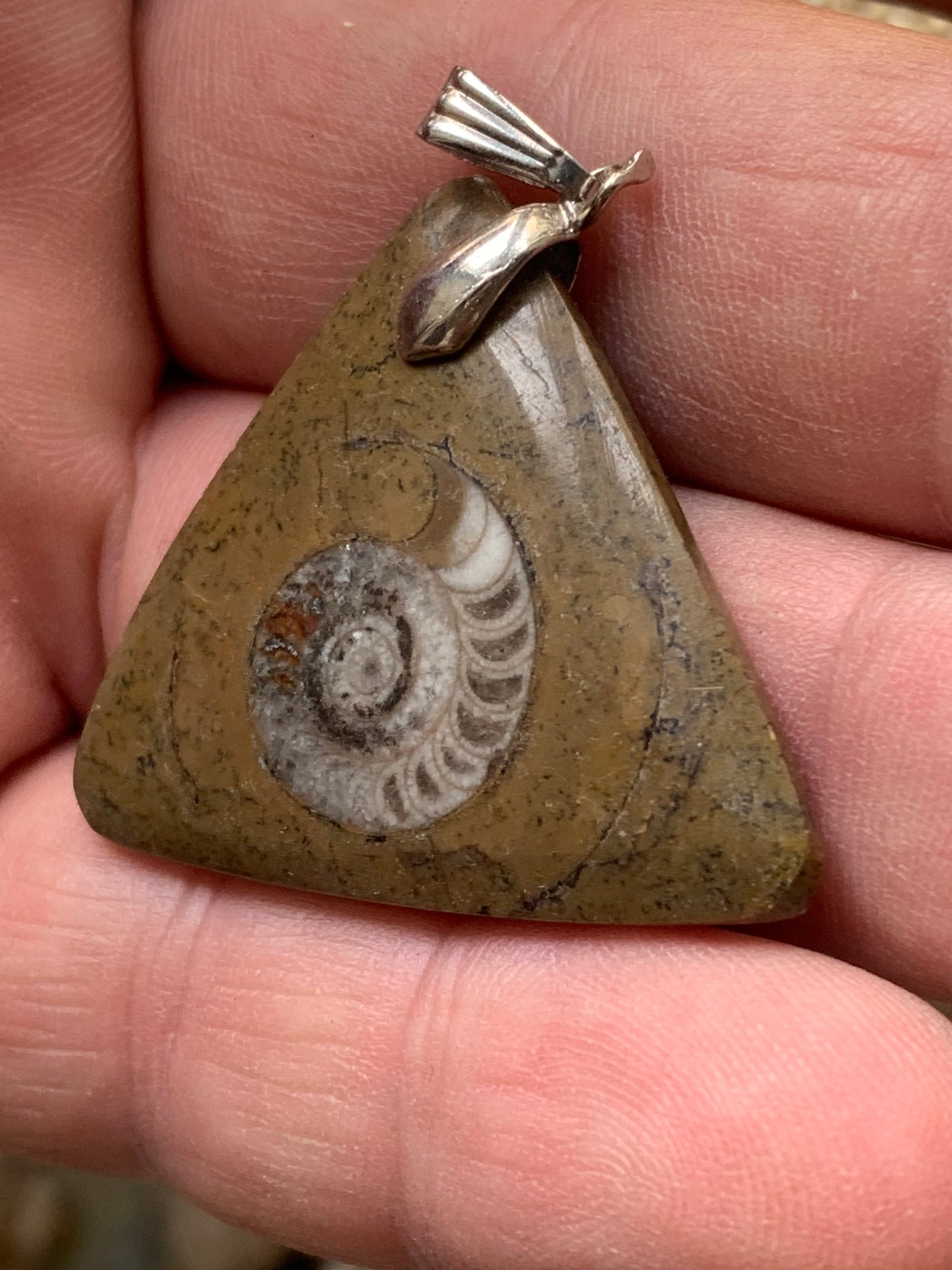 Ammonite fossile dans du grès rouge (Usa), pendentif de taille 40 millimètres x 35 x 7. Vendu avec ou sans cordon noir et réglable de 60 cm !