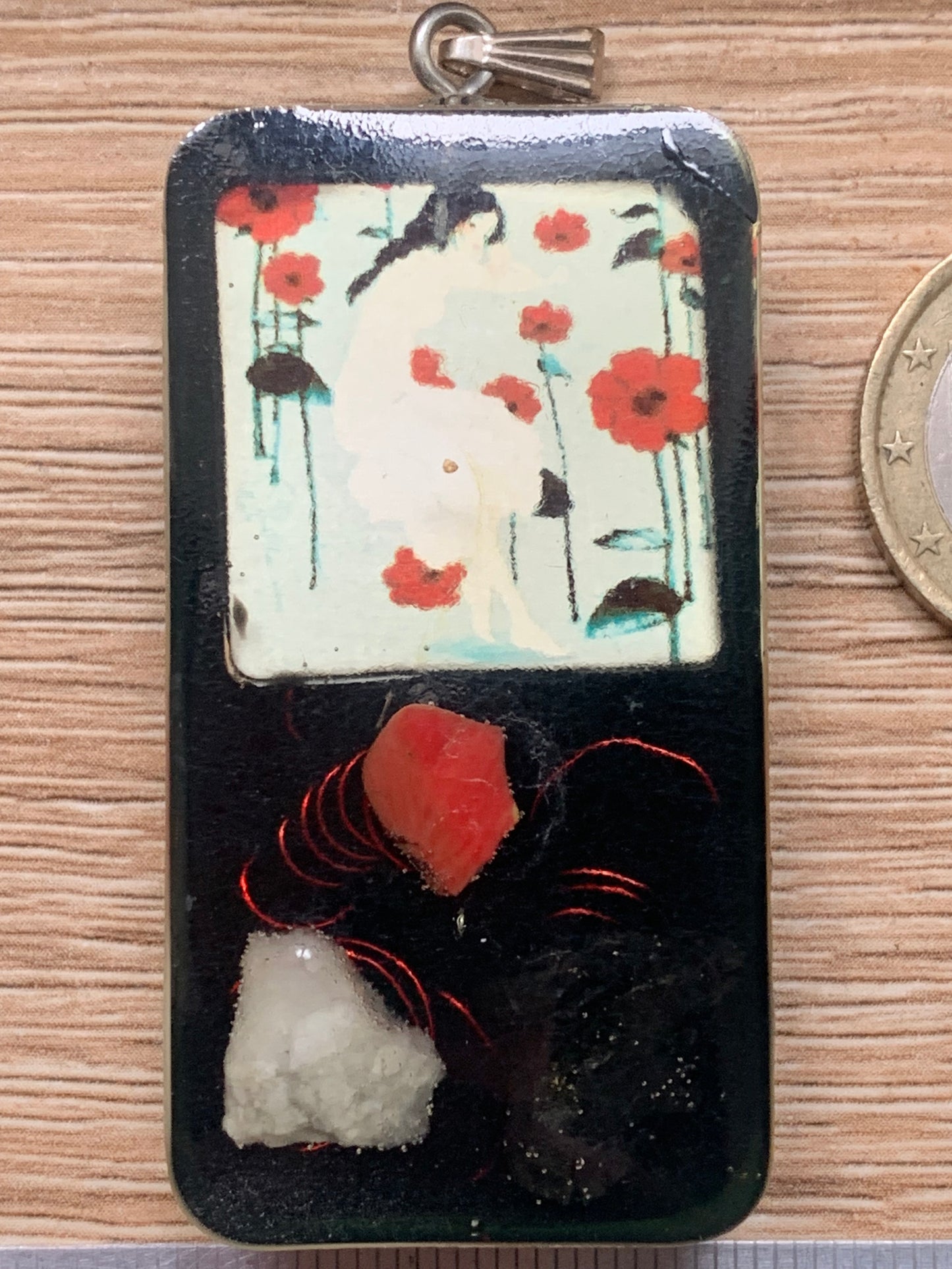 Orgonite, pendentif de taille 65 millimètres x 30 x 12. Vendu avec ou sans cordon noir et réglable de 60 cm !