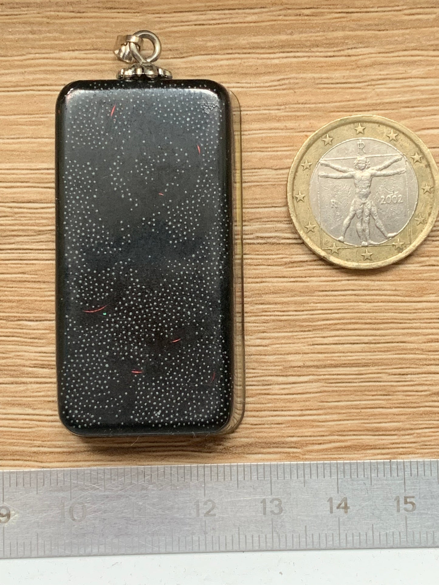 Orgonite, pendentif de taille 65 millimètres x 30 x 12. Vendu avec ou sans cordon noir et réglable de 60 cm !