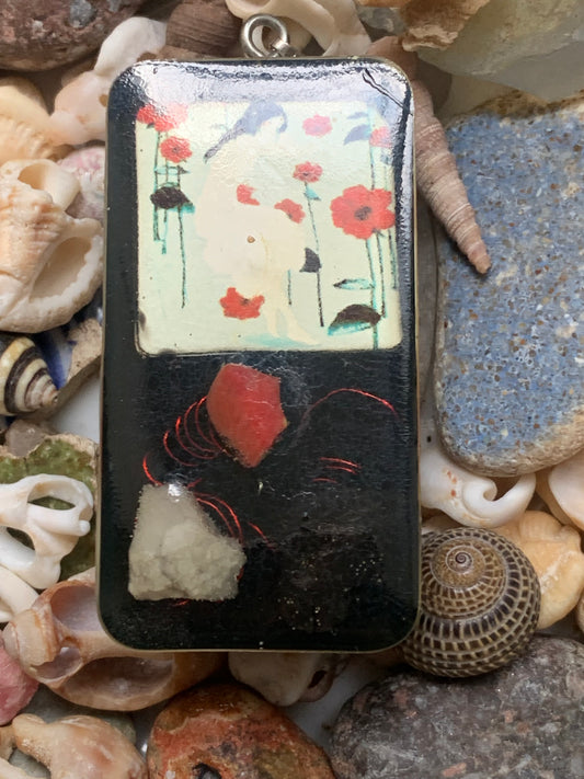 Orgonite, pendentif de taille 65 millimètres x 30 x 12. Vendu avec ou sans cordon noir et réglable de 60 cm !