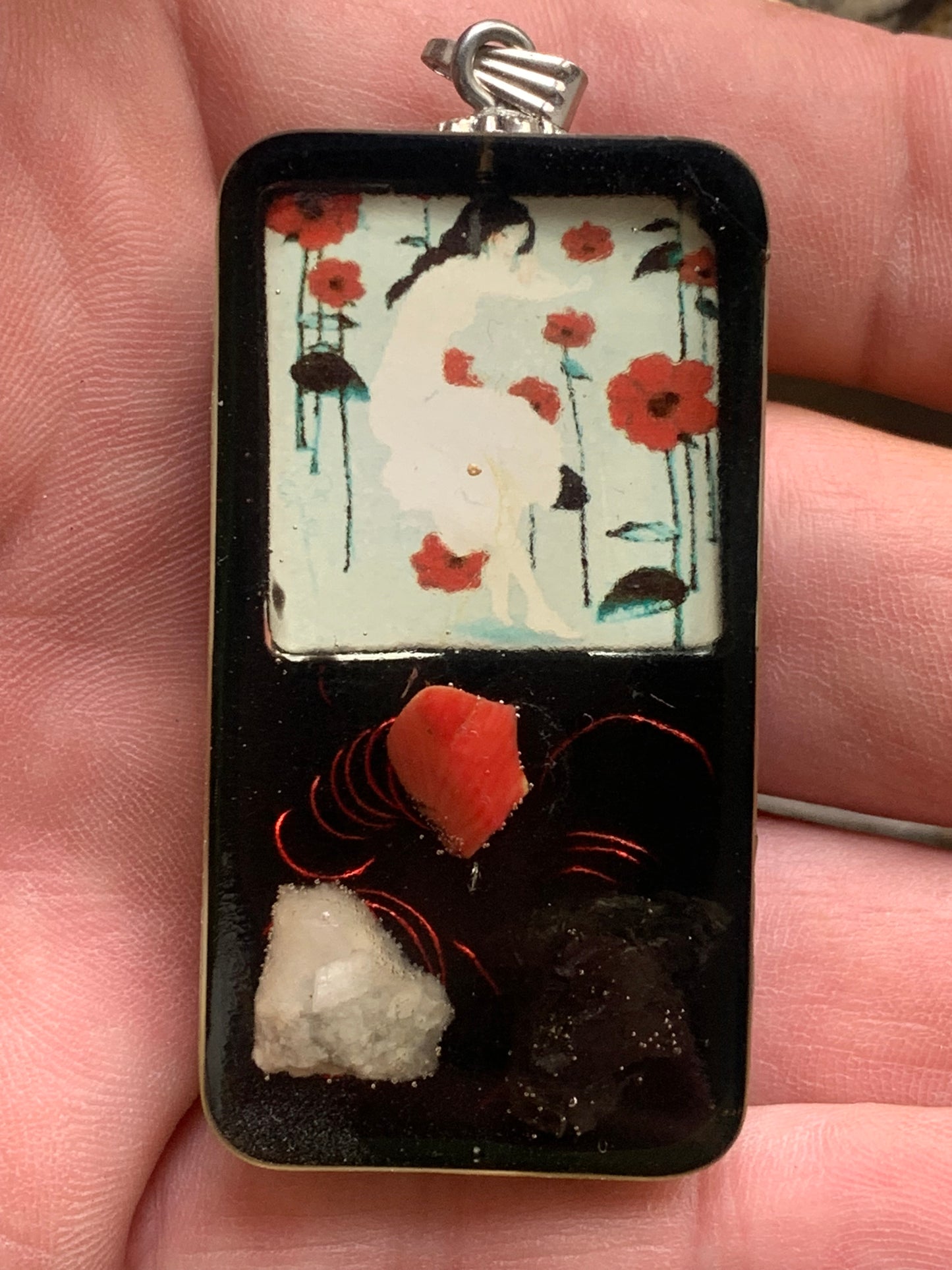 Orgonite, pendentif de taille 65 millimètres x 30 x 12. Vendu avec ou sans cordon noir et réglable de 60 cm !