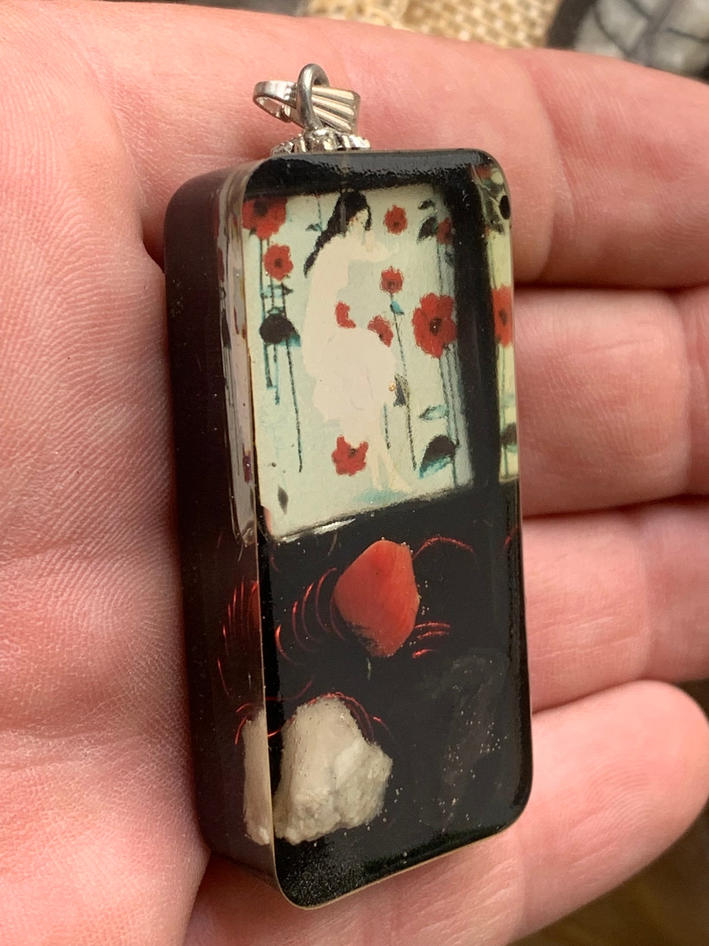 Orgonite, pendentif de taille 65 millimètres x 30 x 12. Vendu avec ou sans cordon noir et réglable de 60 cm !