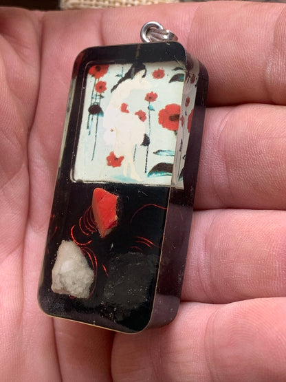Orgonite, pendentif de taille 65 millimètres x 30 x 12. Vendu avec ou sans cordon noir et réglable de 60 cm !