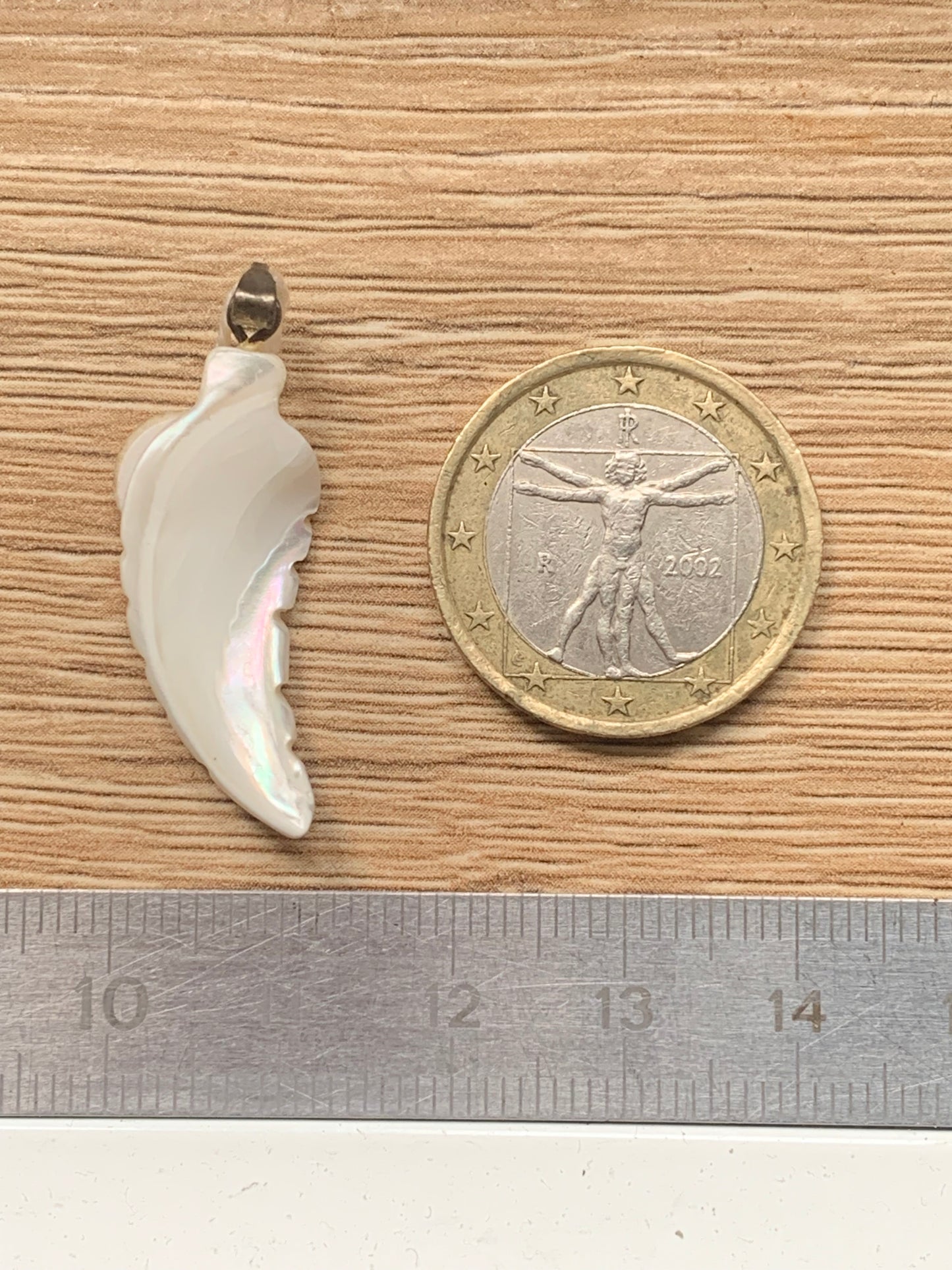 Nacre, pendentif en forme de plume, de 35 mm x11 x3. Vendu avec ou sans cordon noir et réglable de 60 cm !