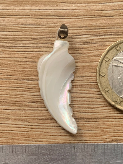 Nacre, pendentif en forme de plume, de 35 mm x11 x3. Vendu avec ou sans cordon noir et réglable de 60 cm !