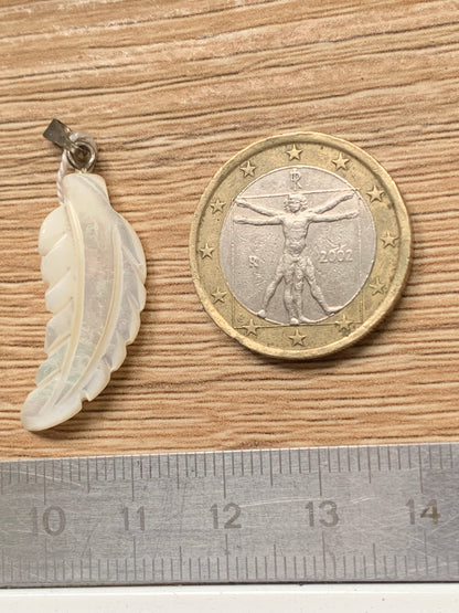 Nacre, pendentif en forme de plume, de 35 mm x11 x3. Vendu avec ou sans cordon noir et réglable de 60 cm !