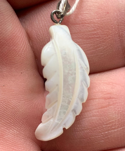 Nacre, pendentif en forme de plume, de 35 mm x11 x3. Vendu avec ou sans cordon noir et réglable de 60 cm !