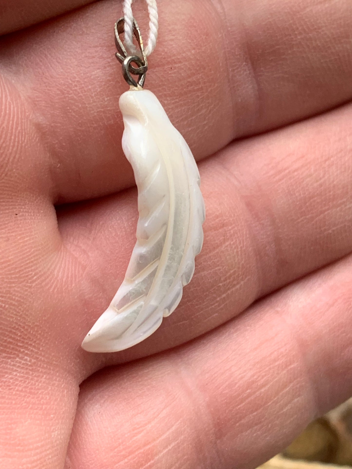 Nacre, pendentif en forme de plume, de 35 mm x11 x3. Vendu avec ou sans cordon noir et réglable de 60 cm !