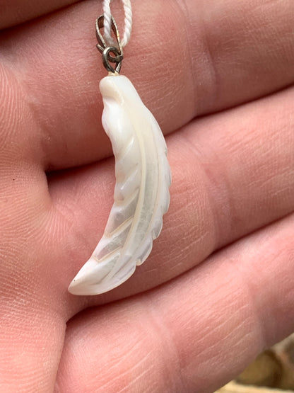 Nacre, pendentif en forme de plume, de 35 mm x11 x3. Vendu avec ou sans cordon noir et réglable de 60 cm !