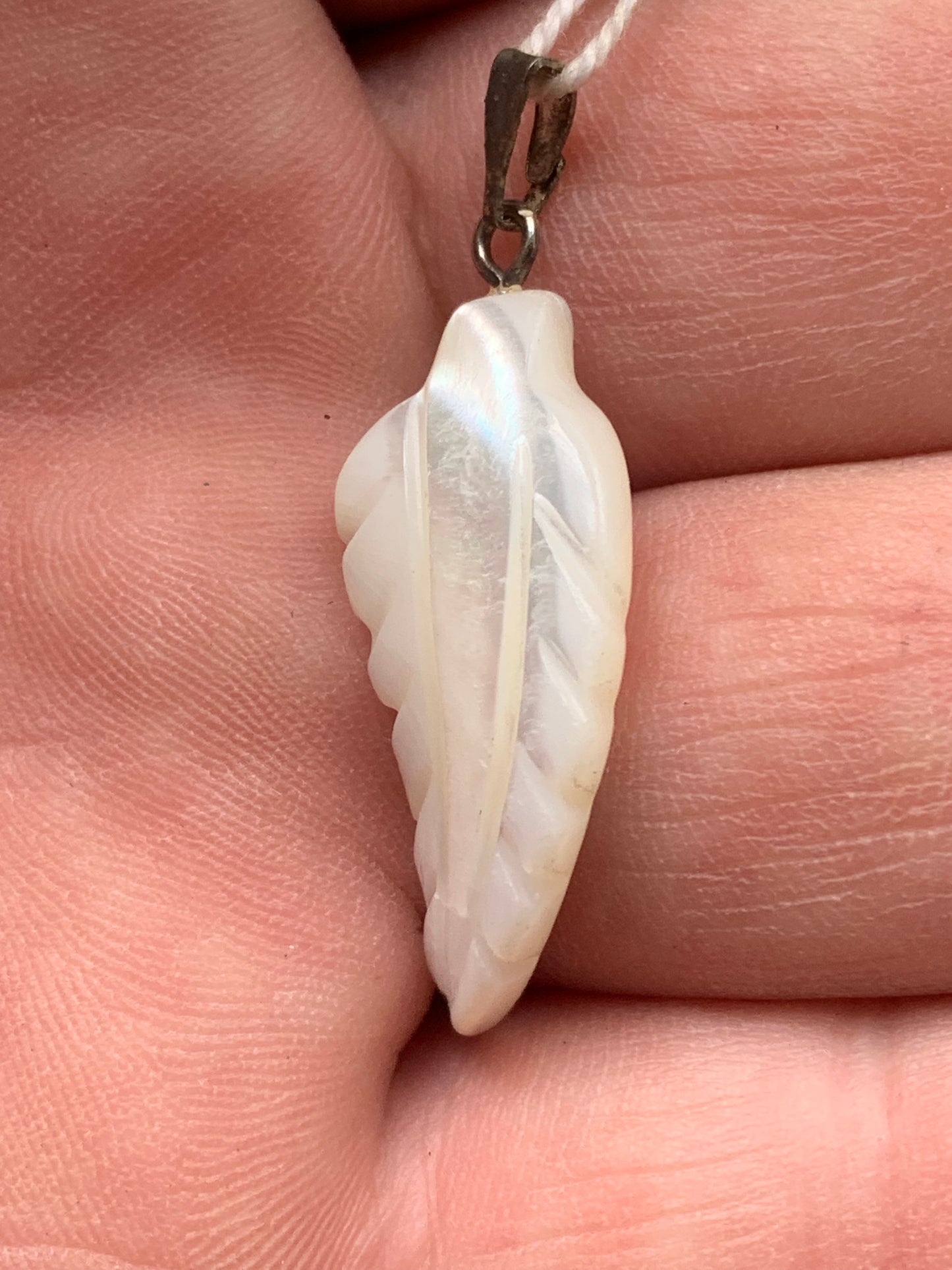 Nacre, pendentif en forme de plume, de 35 mm x11 x3. Vendu avec ou sans cordon noir et réglable de 60 cm !