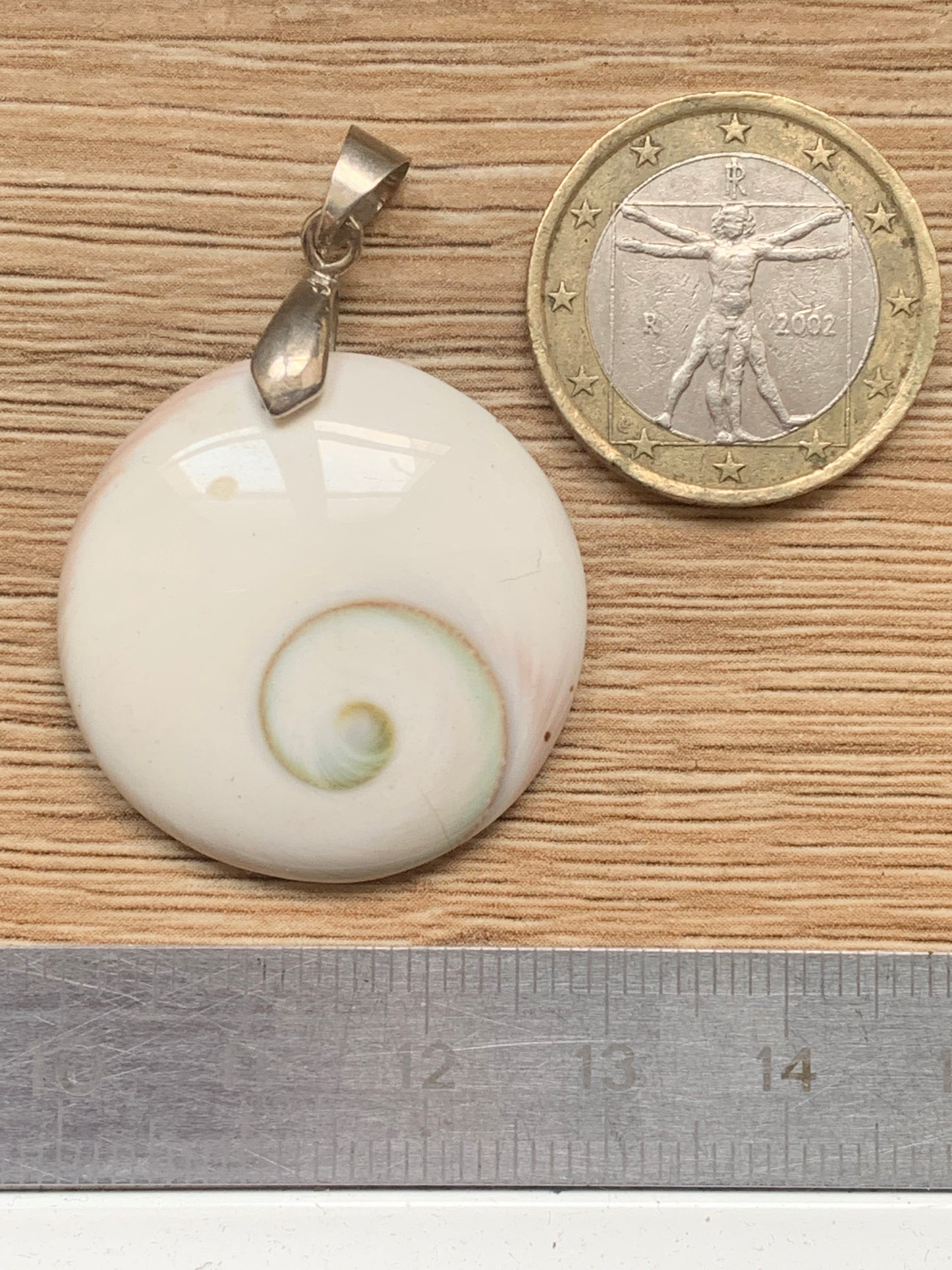 Oeil de Sainte-Lucie, pendentif de 42 millimètres de hauteur x 30 mm de largeur x 7 millimètres. Vendu avec cordon noir réglable offert !