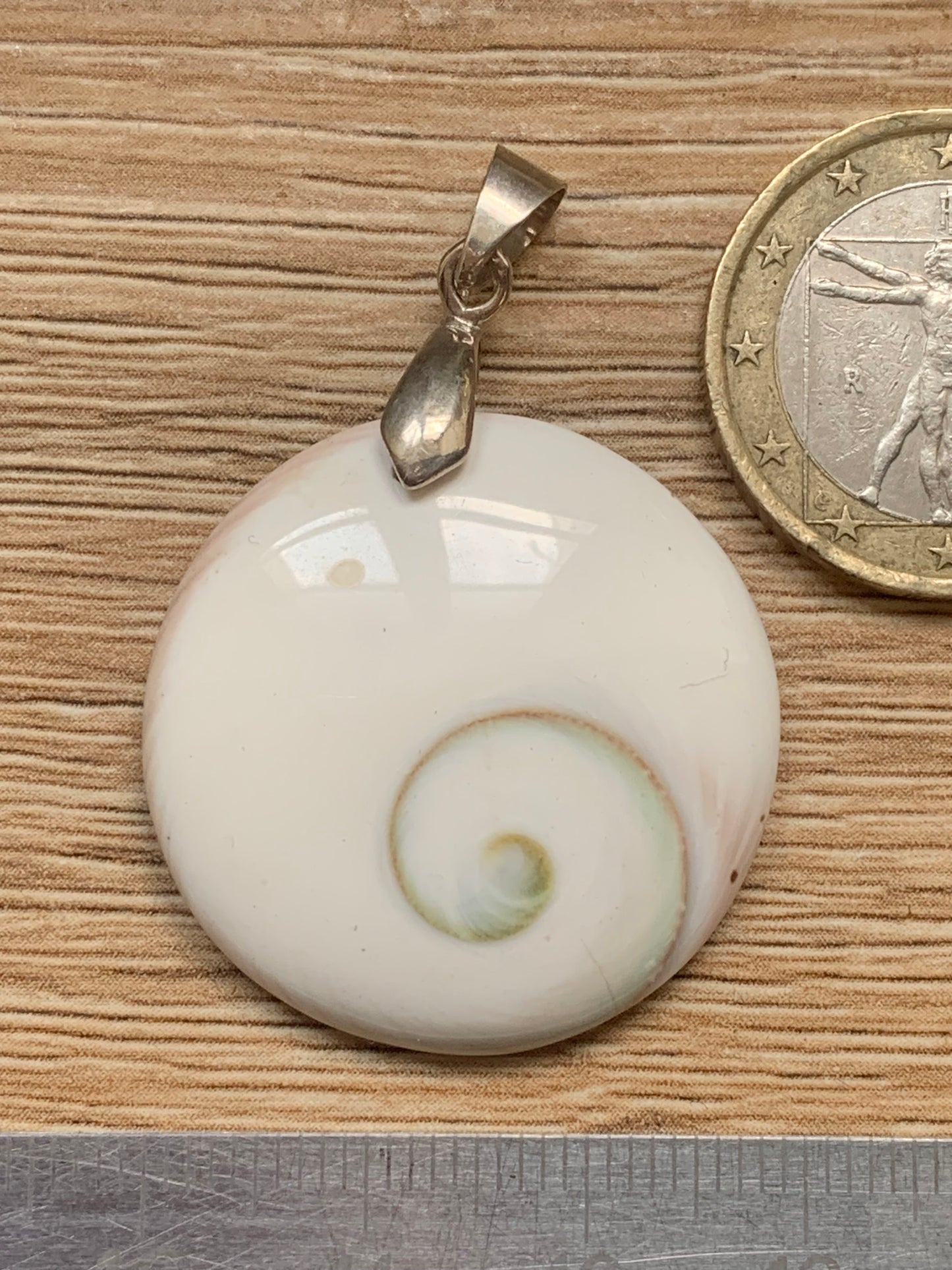 Oeil de Sainte-Lucie, pendentif de 42 millimètres de hauteur x 30 mm de largeur x 7 millimètres. Vendu avec cordon noir réglable offert !
