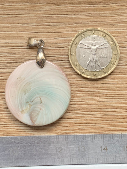 Oeil de Sainte-Lucie, pendentif de 42 millimètres de hauteur x 30 mm de largeur x 7 millimètres. Vendu avec cordon noir réglable offert !