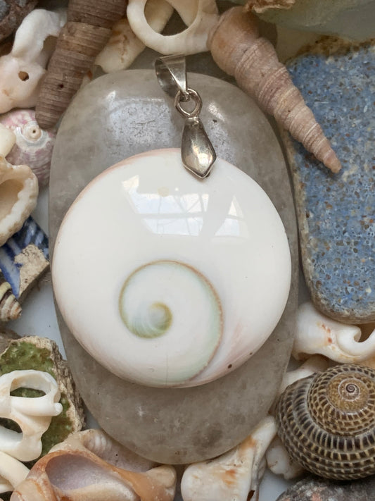 Oeil de Sainte-Lucie, pendentif de 42 millimètres de hauteur x 30 mm de largeur x 7 millimètres. Vendu avec cordon noir réglable offert !