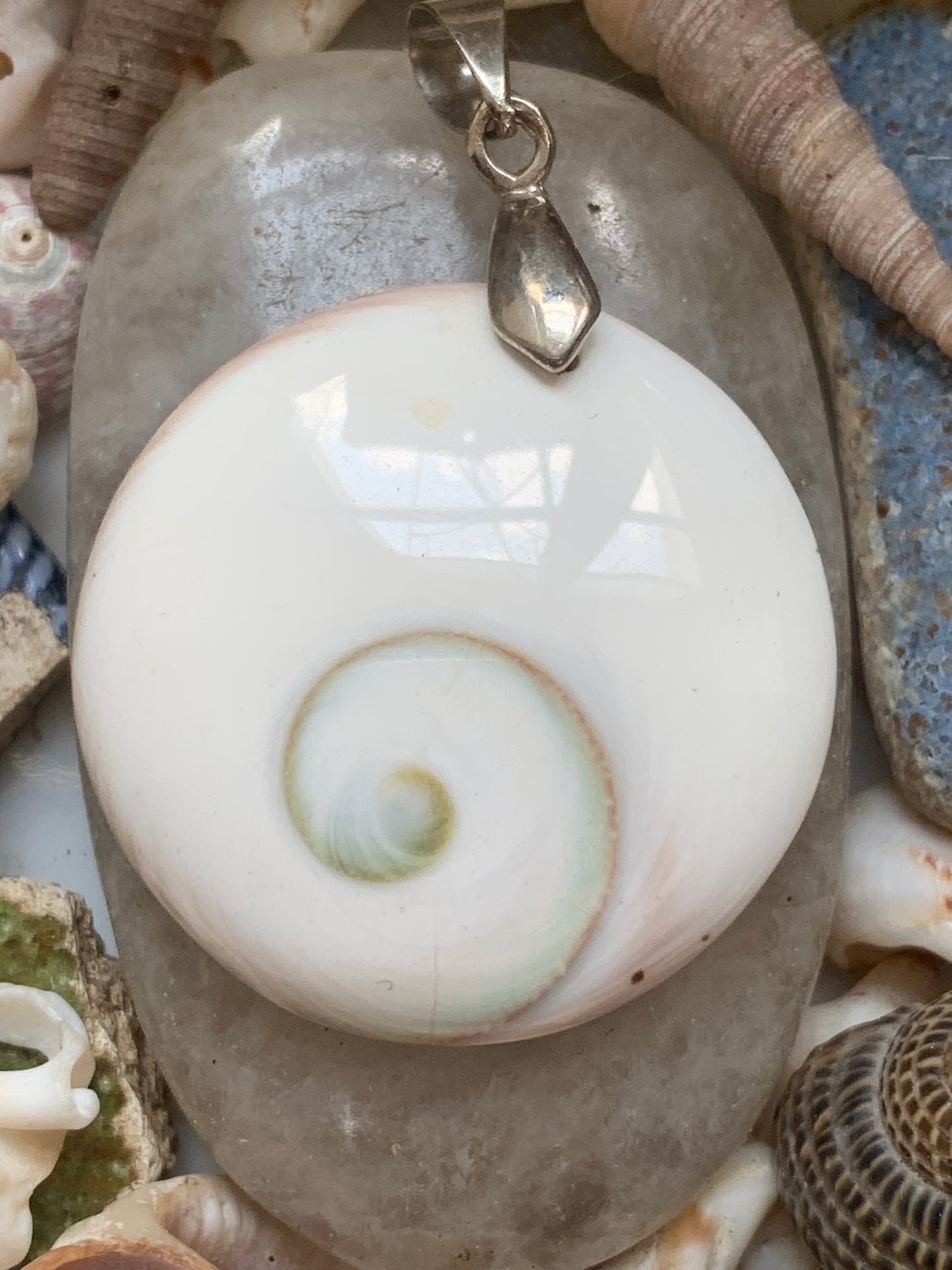 Oeil de Sainte-Lucie, pendentif de 42 millimètres de hauteur x 30 mm de largeur x 7 millimètres. Vendu avec cordon noir réglable offert !