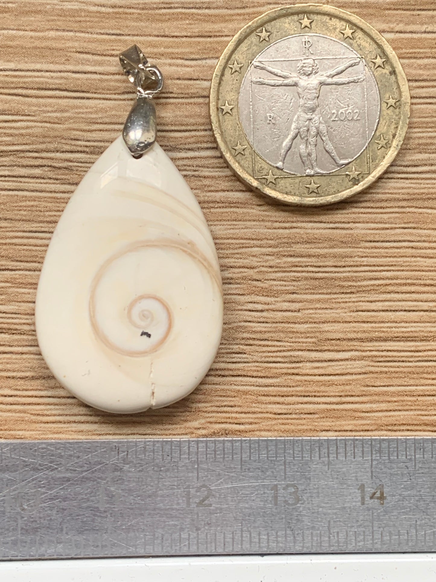 Oeil de Sainte-Lucie, pendentif de 42 millimètres de hauteur x 20 mm de largeur x 7 millimètres. Vendu avec cordon noir réglable offert !