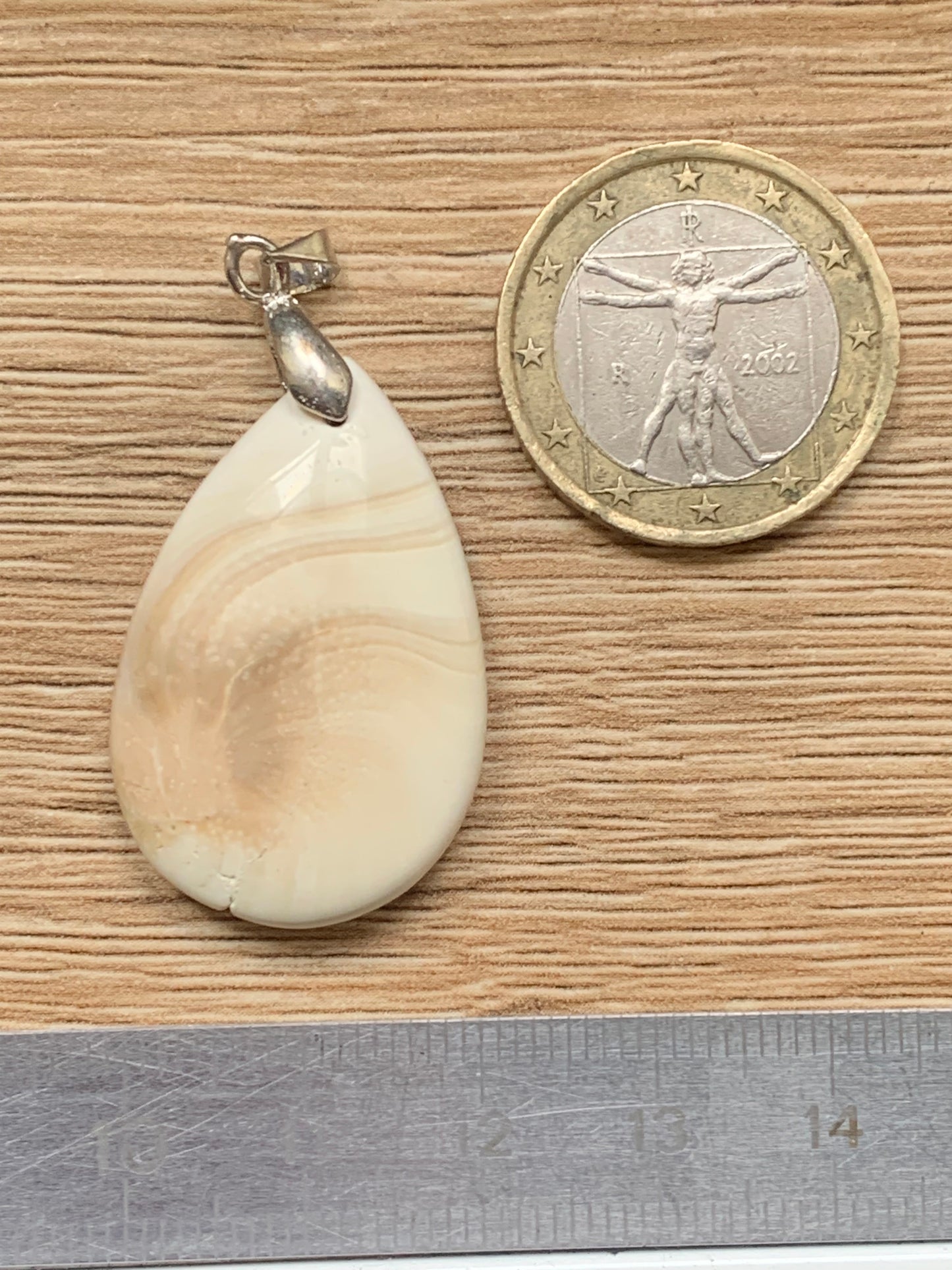 Oeil de Sainte-Lucie, pendentif de 42 millimètres de hauteur x 20 mm de largeur x 7 millimètres. Vendu avec cordon noir réglable offert !