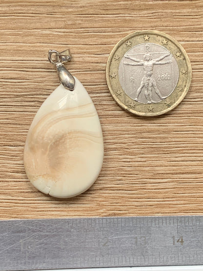 Oeil de Sainte-Lucie, pendentif de 42 millimètres de hauteur x 20 mm de largeur x 7 millimètres. Vendu avec cordon noir réglable offert !