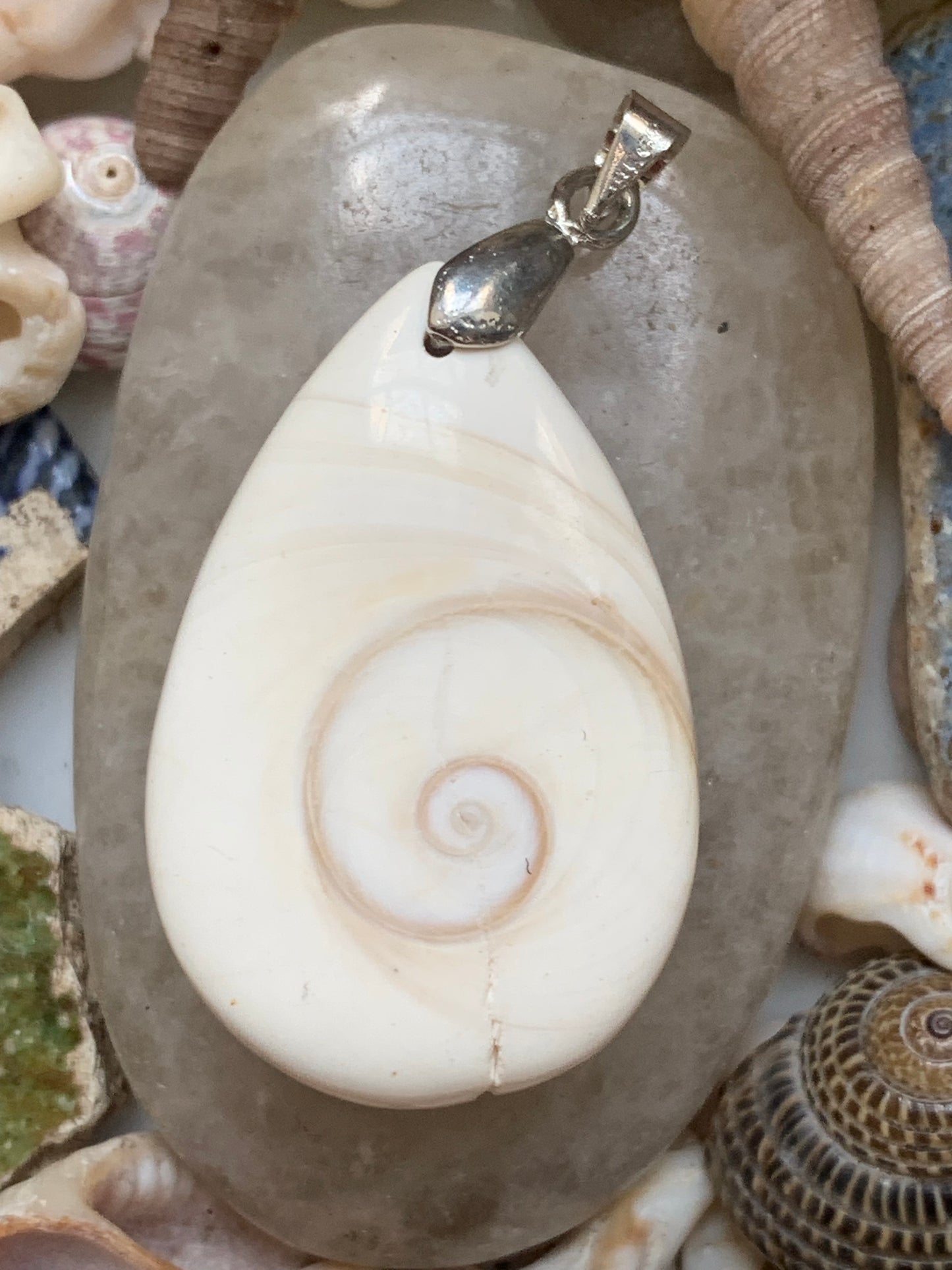 Oeil de Sainte-Lucie, pendentif de 42 millimètres de hauteur x 20 mm de largeur x 7 millimètres. Vendu avec cordon noir réglable offert !