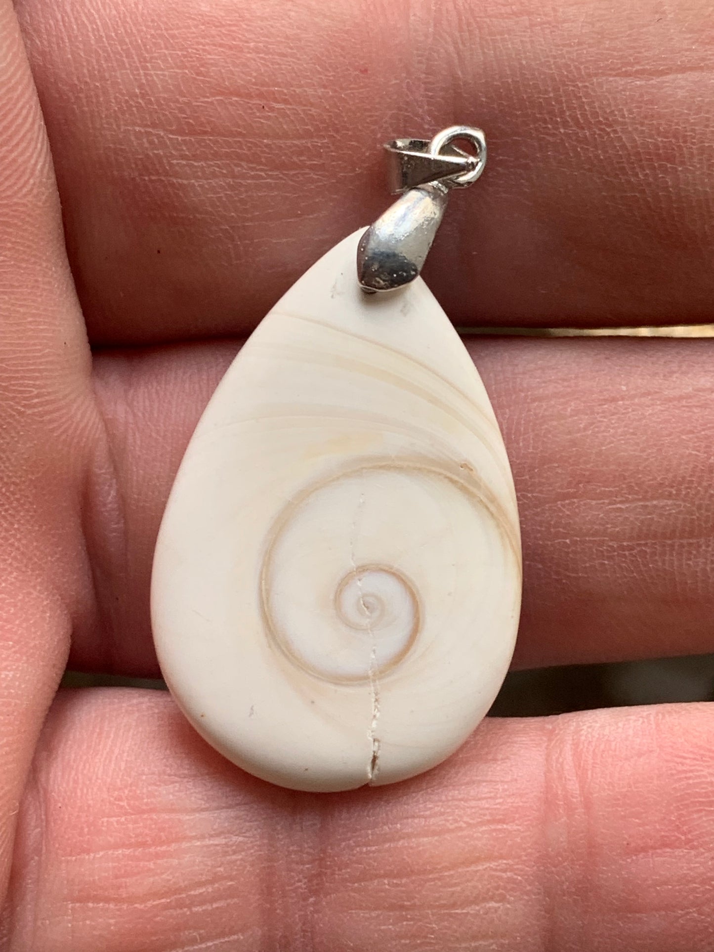 Oeil de Sainte-Lucie, pendentif de 42 millimètres de hauteur x 20 mm de largeur x 7 millimètres. Vendu avec cordon noir réglable offert !