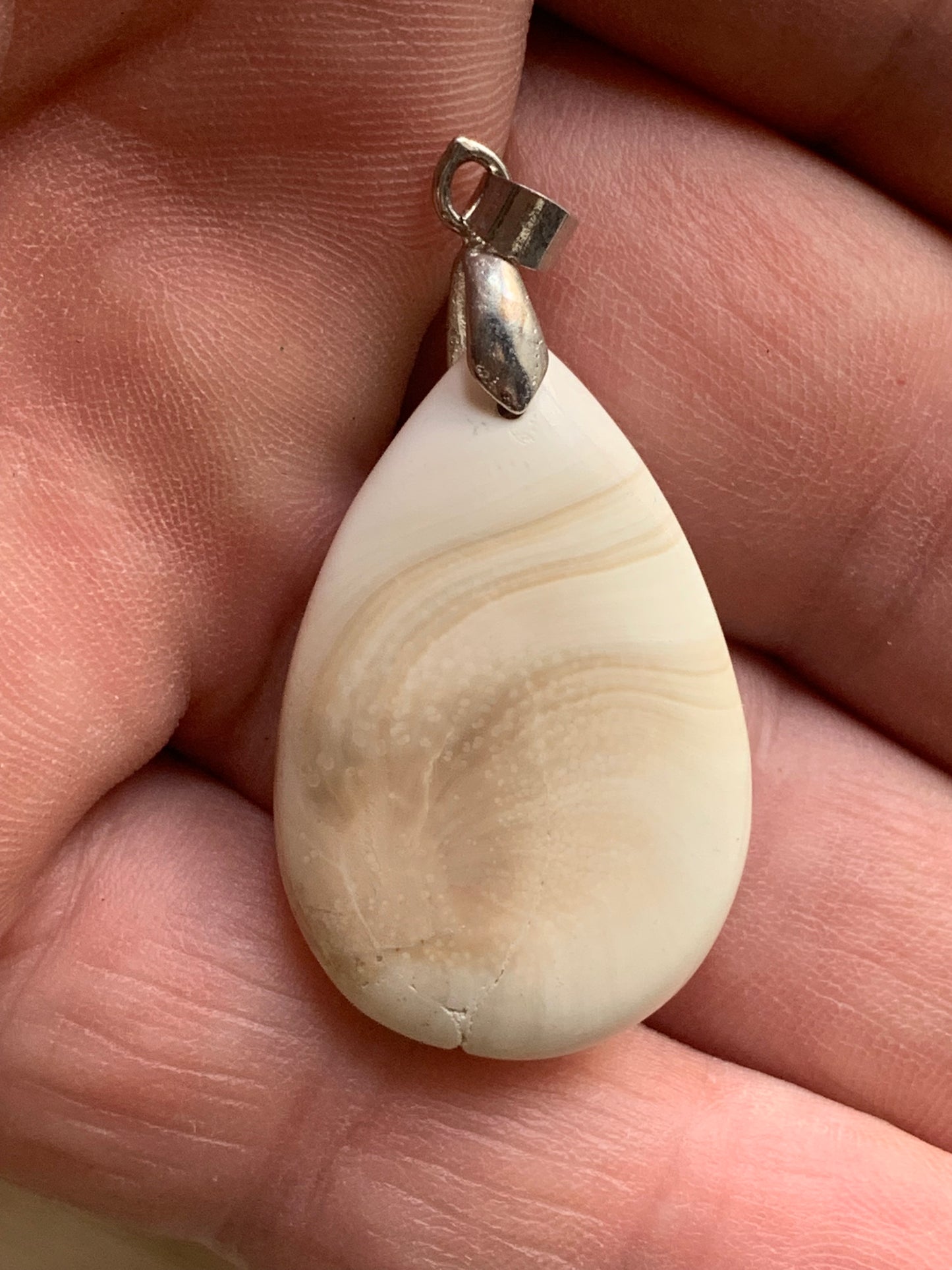 Oeil de Sainte-Lucie, pendentif de 42 millimètres de hauteur x 20 mm de largeur x 7 millimètres. Vendu avec cordon noir réglable offert !