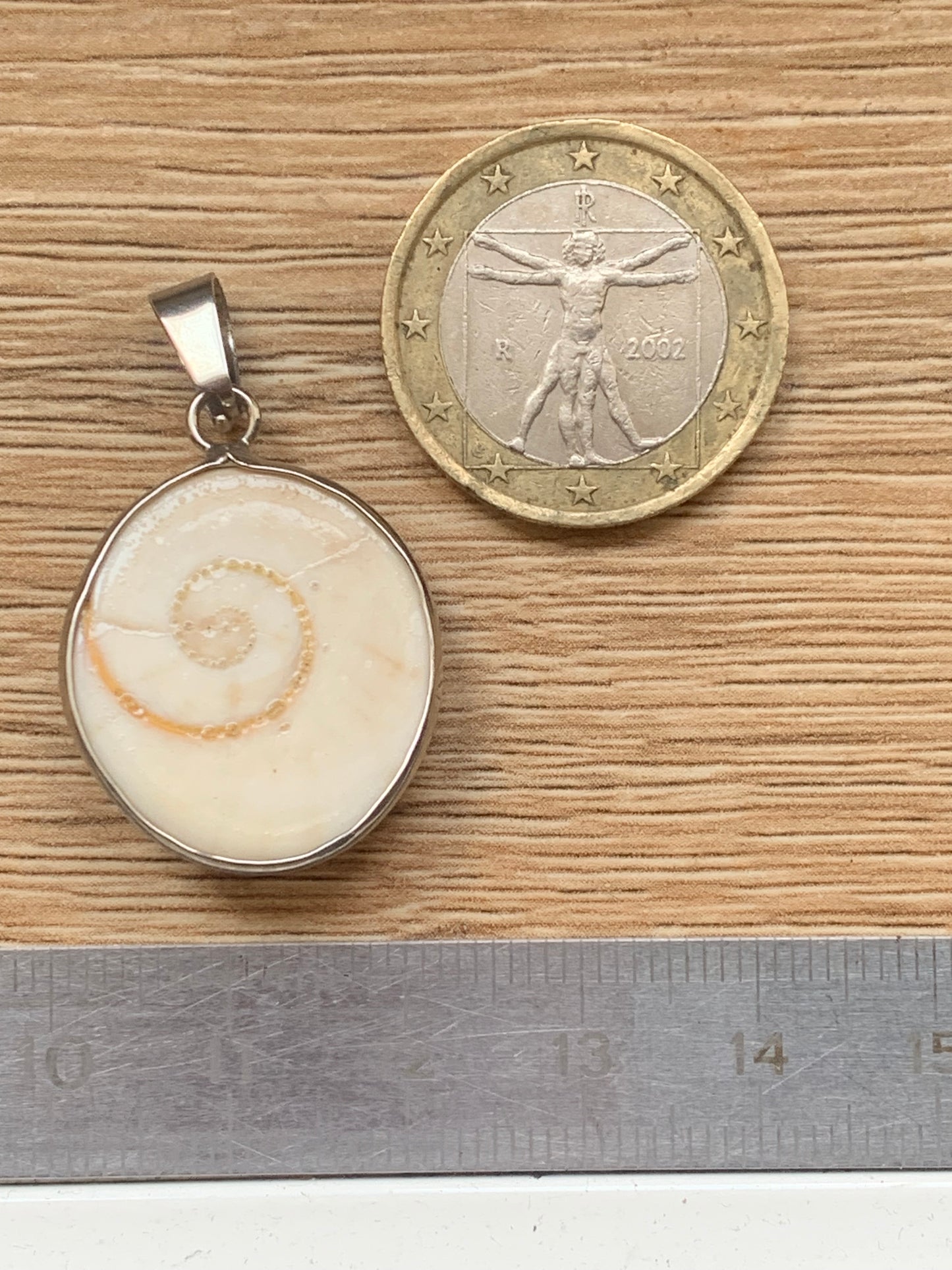 Oeil de Sainte-Lucie, sertis en laiton argenté de 32 mm de hauteur x 21 de largeur x 7 d'ép. Vendu avec cordon noir réglable offert !