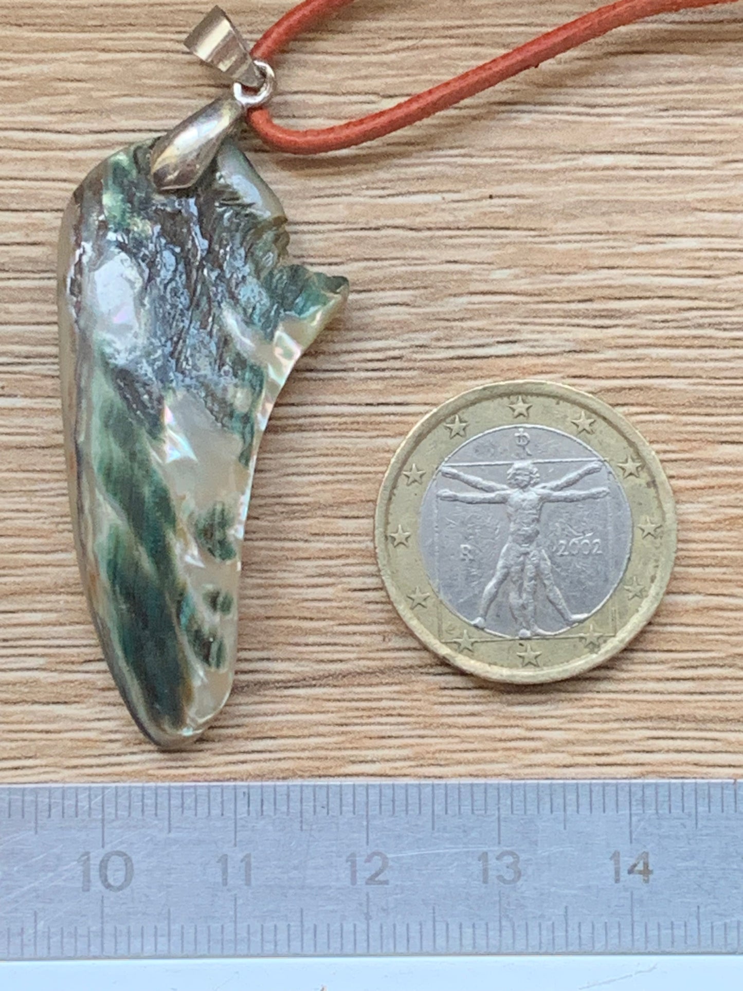 Nacre, pendentif en Ormeau de 60 millimètres  x22 x3. Vendu avec ou sans cordon noir et réglable de 60 cm !