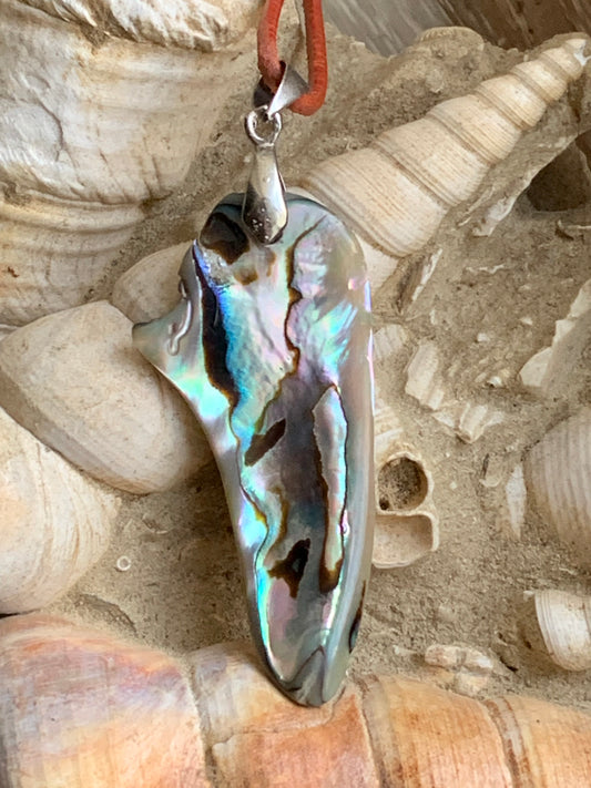 Nacre, pendentif en Ormeau de 60 millimètres  x22 x3. Vendu avec ou sans cordon noir et réglable de 60 cm !