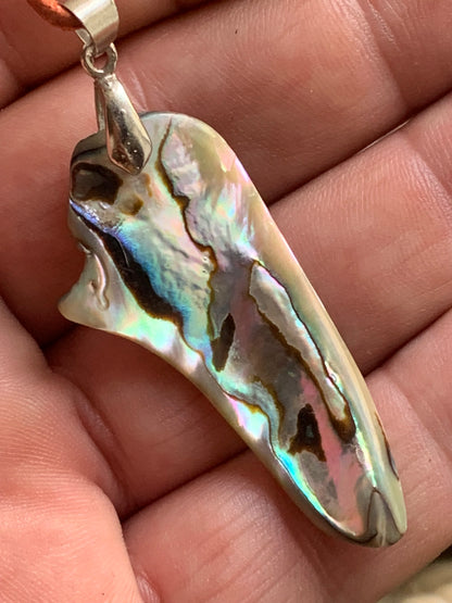 Nacre, pendentif en Ormeau de 60 millimètres  x22 x3. Vendu avec ou sans cordon noir et réglable de 60 cm !