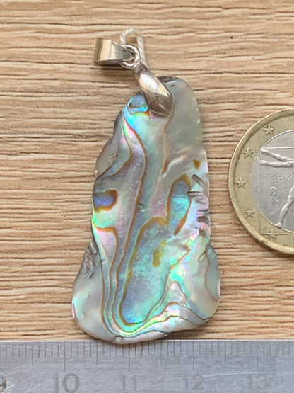 Nacre, pendentif en Ormeau de 53 millimètres x23 x3. Vendu avec ou sans cordon noir et réglable de 60 cm !