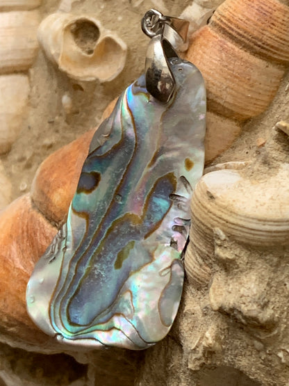 Nacre, pendentif en Ormeau de 53 millimètres x23 x3. Vendu avec ou sans cordon noir et réglable de 60 cm !