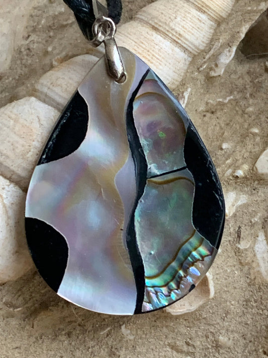 Nacre, pendentif en Ormeau de 45 millimètres x26 x5. Vendu avec ou sans cordon noir et réglable de 60 cm !