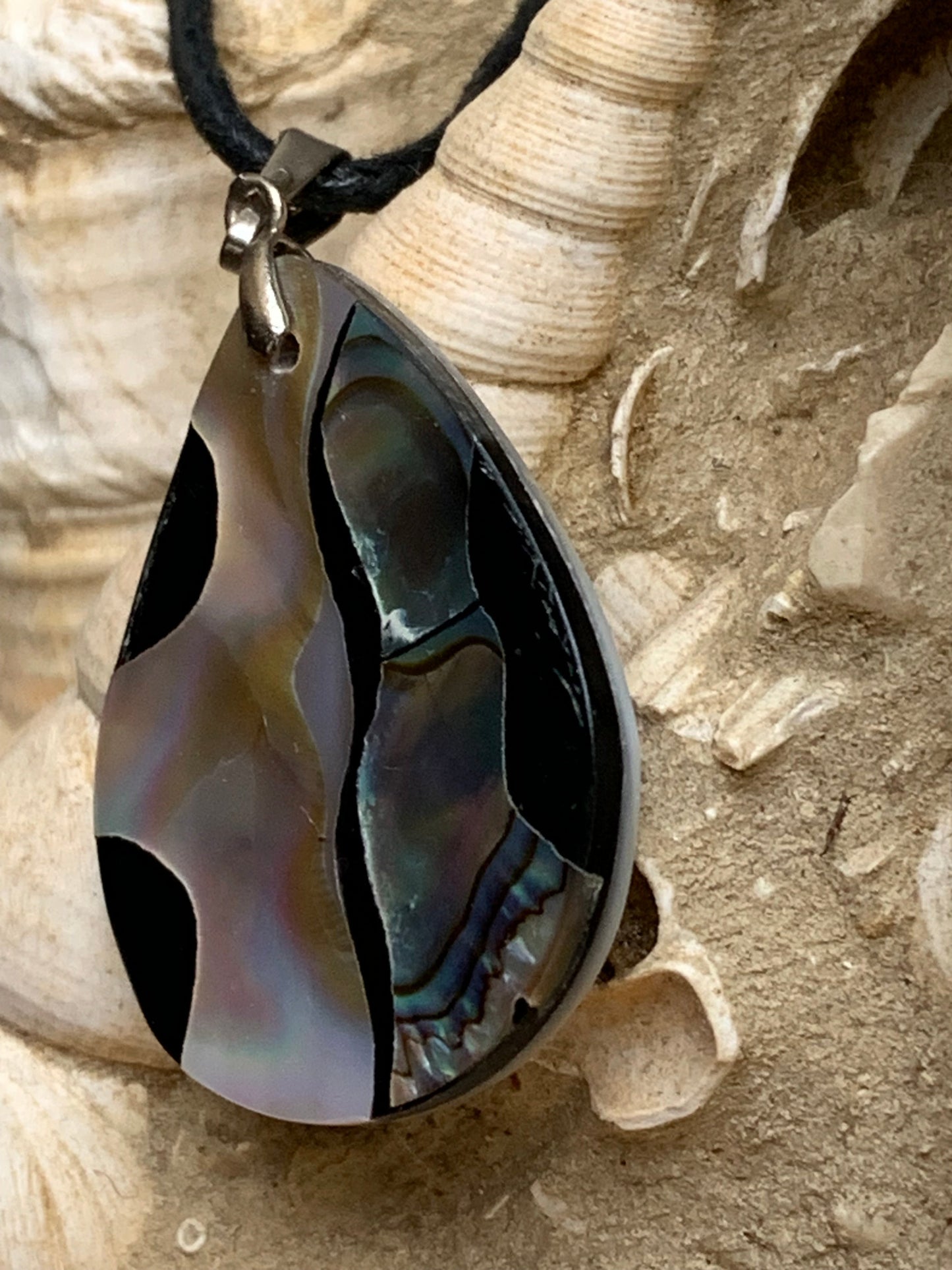 Nacre, pendentif en Ormeau de 45 millimètres x26 x5. Vendu avec ou sans cordon noir et réglable de 60 cm !