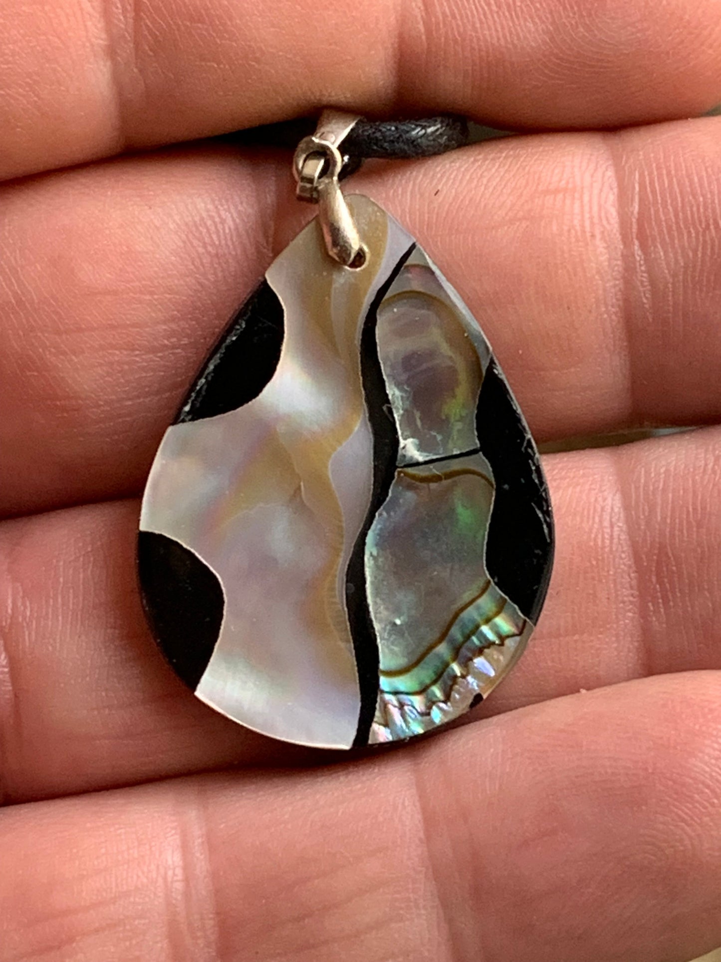 Nacre, pendentif en Ormeau de 45 millimètres x26 x5. Vendu avec ou sans cordon noir et réglable de 60 cm !