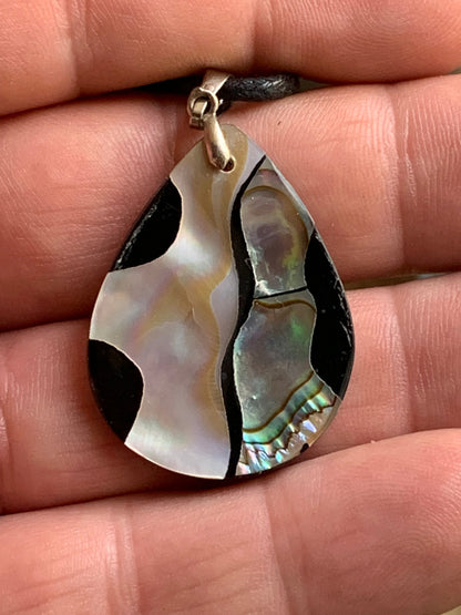 Nacre, pendentif en Ormeau de 45 millimètres x26 x5. Vendu avec ou sans cordon noir et réglable de 60 cm !