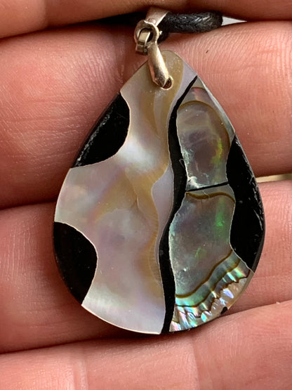 Nacre, pendentif en Ormeau de 45 millimètres x26 x5. Vendu avec ou sans cordon noir et réglable de 60 cm !