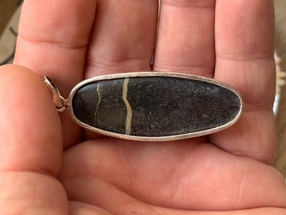 Orthoceras, pendentif de 60 millimètres x21 x11. Vendu avec ou sans cordon noir et réglable de 60 cm !