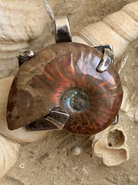 Ammonite nacré, joli pendentif avec structure en Argent 025 rhodié. Taille de 31 millimètres x 30 x 12. Vendu avec ou sans cordon noir et réglable de 60 cm !