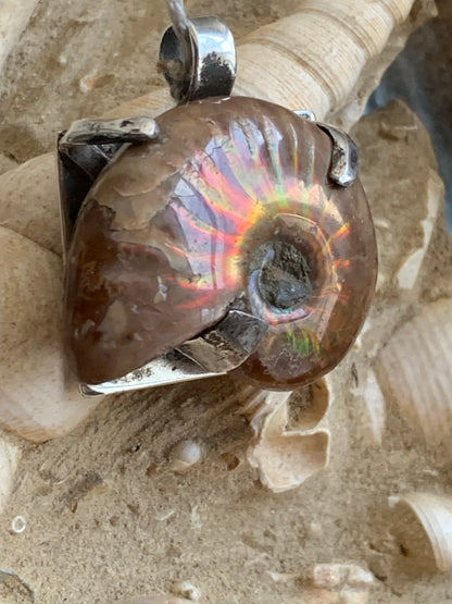Ammonite nacré, joli pendentif avec structure en Argent 025 rhodié. Taille de 31 millimètres x 30 x 12. Vendu avec ou sans cordon noir et réglable de 60 cm !