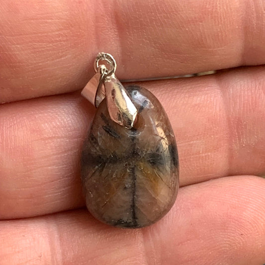 Chiastolite/Andalusite, pendant measuring 33 millimeters x 18x7. Sold with or without a black cord and adjustable to 60 cm!